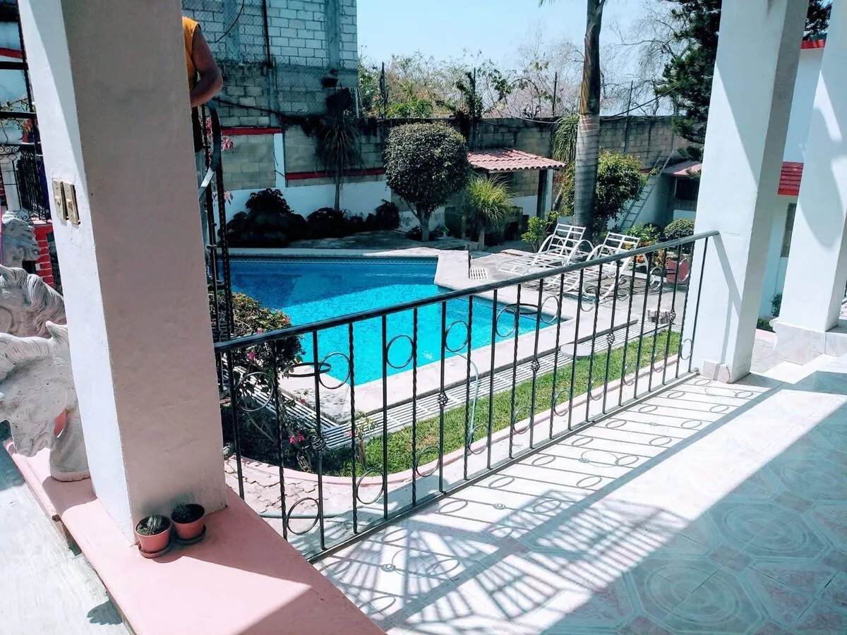 Venta de amplia casa en Morelos con alberca y cabañas